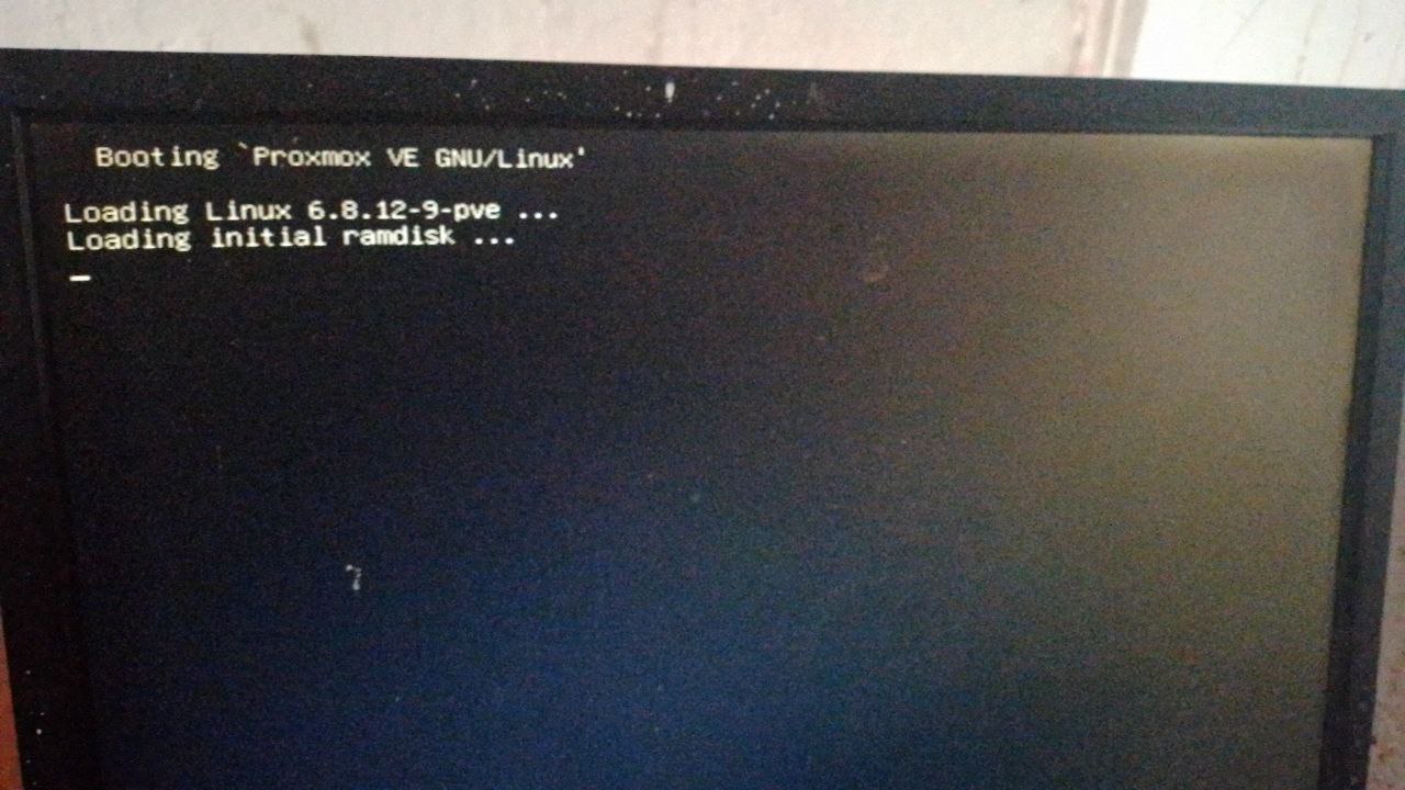 Corrigindo o Proxmox travado em "Loading initial ramdisk" (com sistema funcionando normalmente)